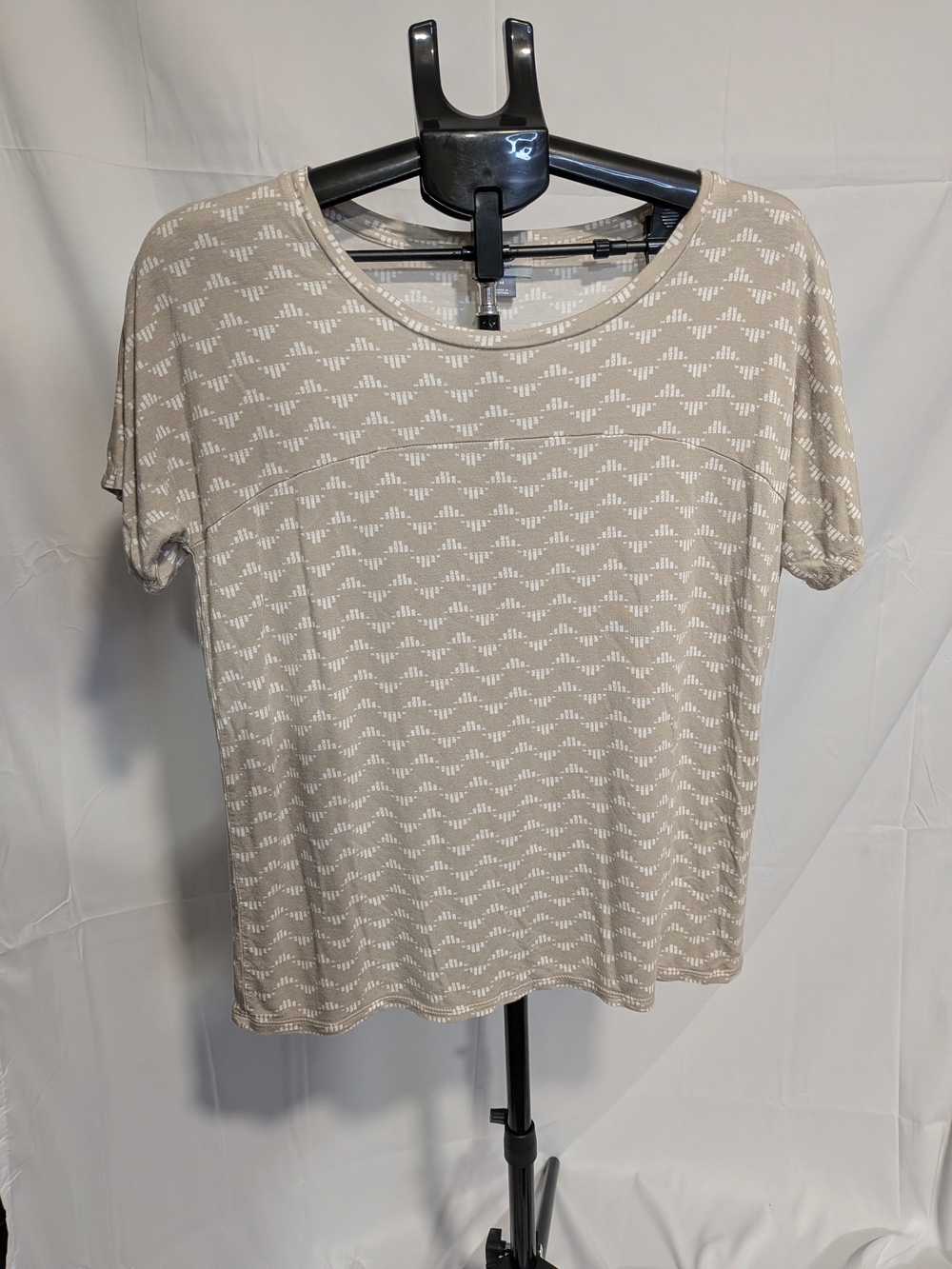 Old Navy Taupe Short Sleeve Crewneck Tee with White Geo Motif